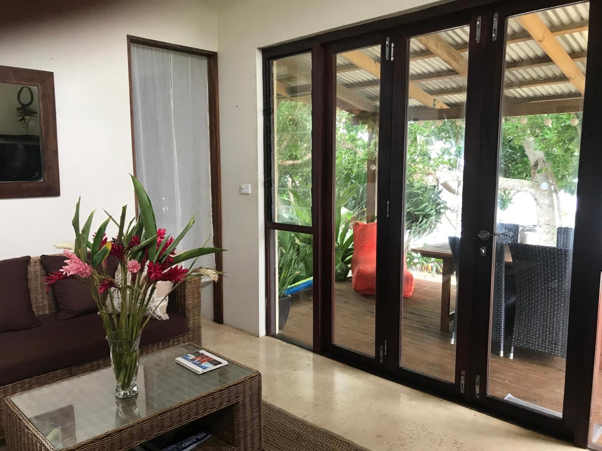 Whispering Palms - Absolute Beachfront Villas Port Vila Exterior foto