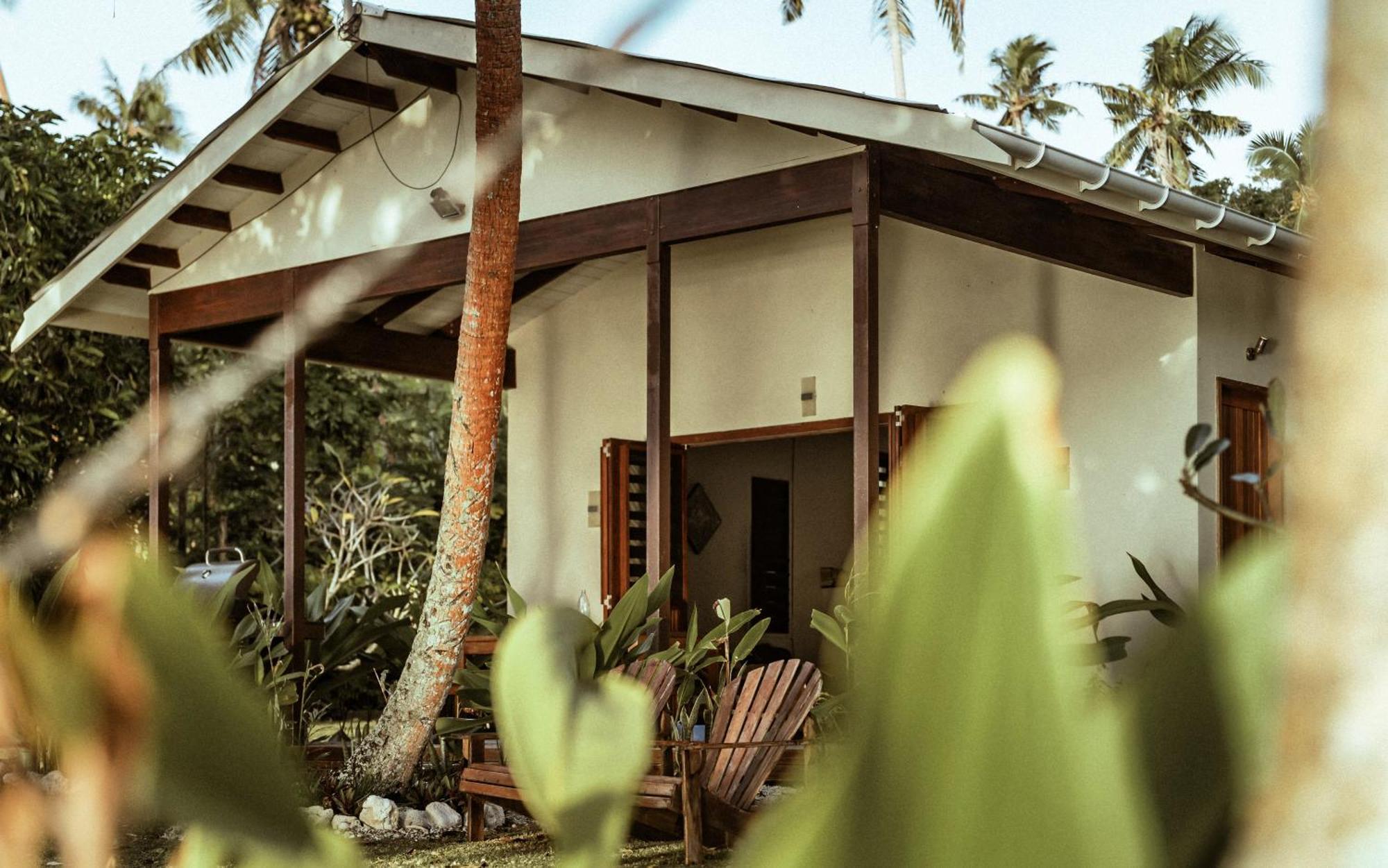 Whispering Palms - Absolute Beachfront Villas Port Vila Exterior foto